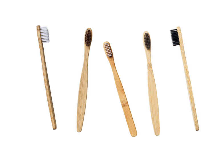 Brosses à dents en bois alignées sur fond transparent.